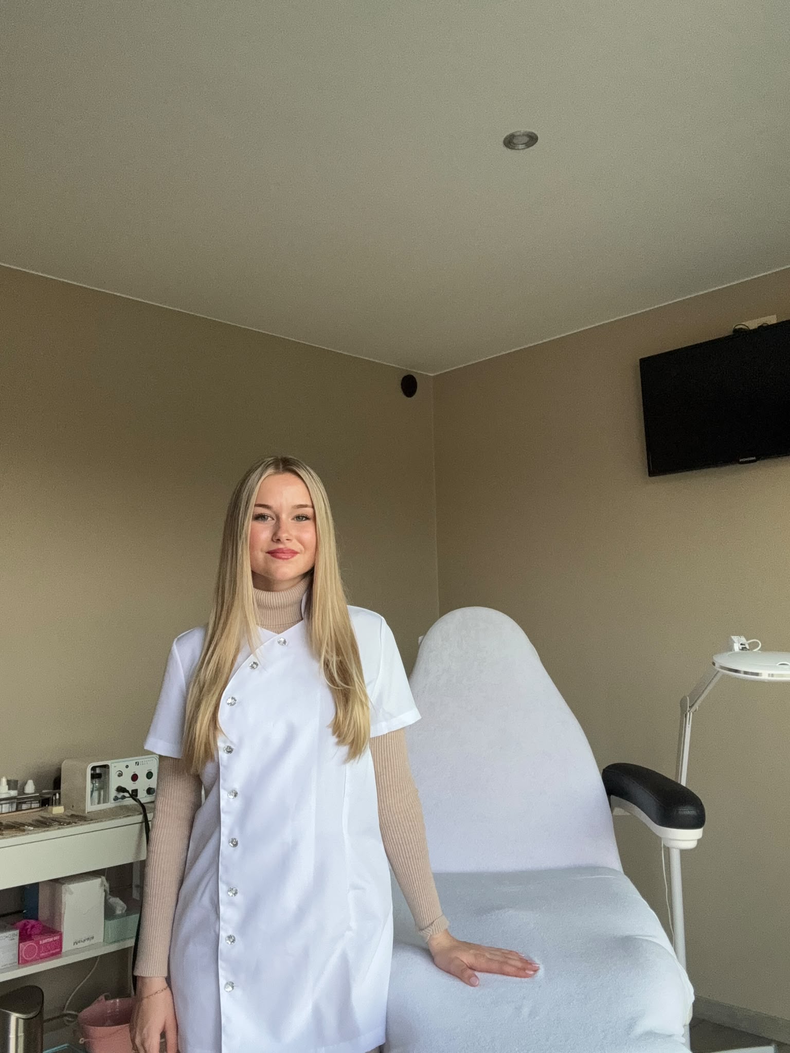Voeten worden ontsmet onder de loeplamp, aan het begin van een pedicure bij Belle Fleur